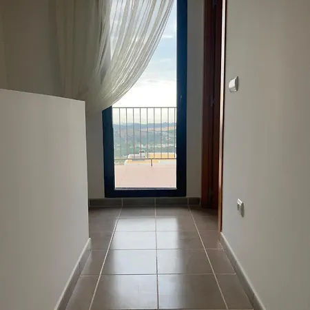 Cozy With Pool And Sea Views 度假居