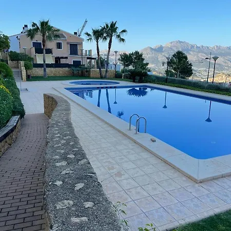 Cozy With Pool And Sea Views 度假居